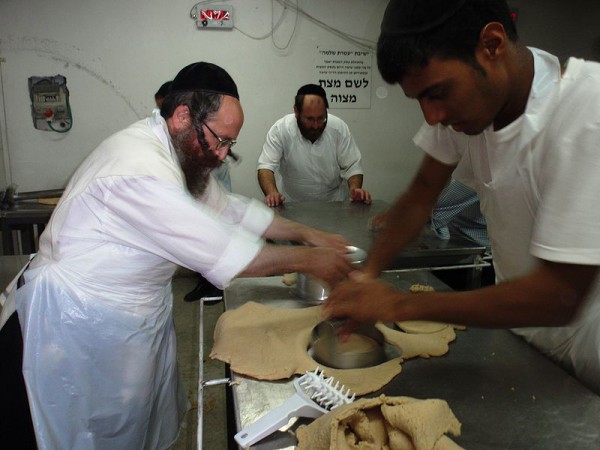 Making Shmura Matzah matzah-shmura