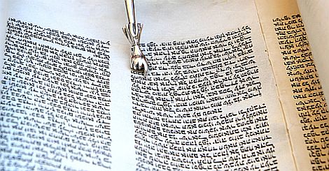 Handwritten-text-of-a-Torah-scroll