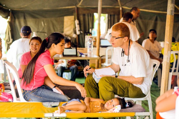 IDF pediatrician, Col. Dr. Albukirk, speaks with a Filipino mother Philippines-IDF-pediatrician-Dr.-Albukirk