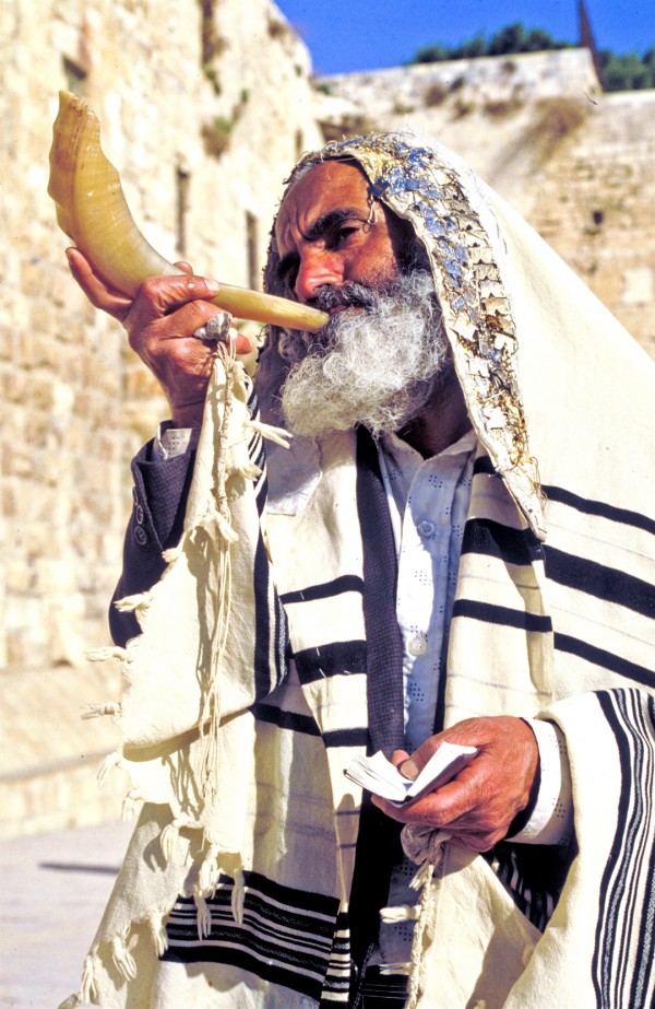 Blowing the shofar on Rosh HaShanah Mussaf-Shofar-Rosh HaShanah-Shabbat-Rosh Chodesh