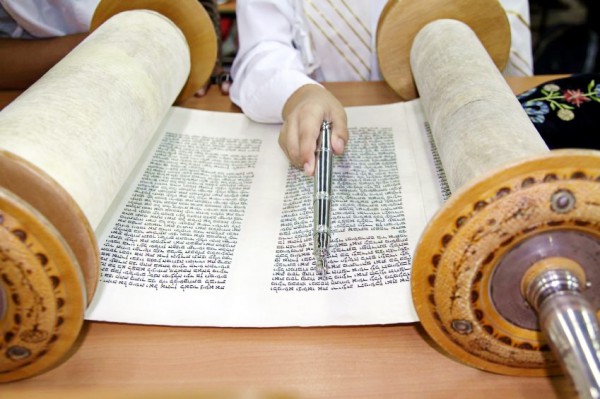 Torah-open-scroll-yad Torah scroll-yad