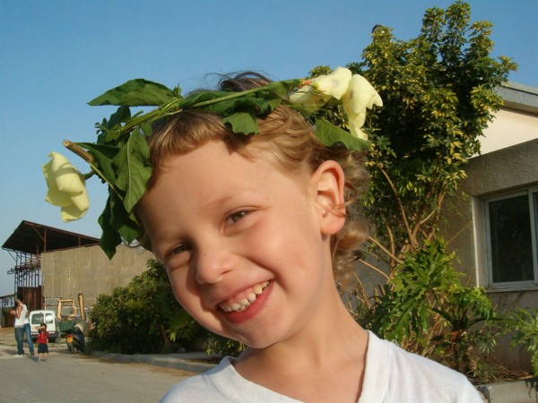 Shalev-with-a-wreath It is traditional in Israel for children to make and wear zer prachim (floral head-wreath) on Shavuot. As an agricultural holiday, the use of plants and flowers for decorating at Shavuot is fairly common. As well, Jewish legend has it that Mount Sinai burst into flower at the giving of the Torah.