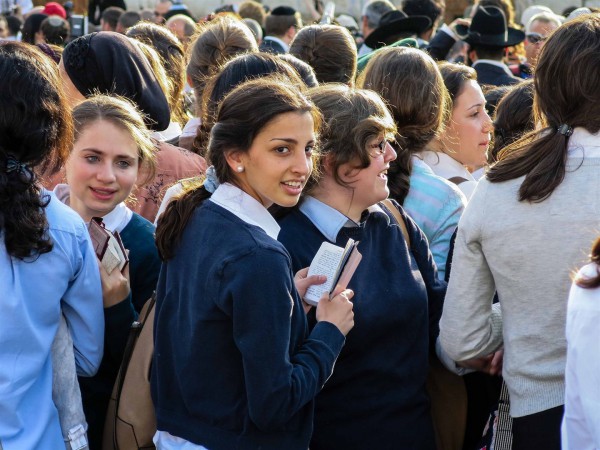 Rosh-Chodesh-Sivan-at-the-Wall-46 New month, Kotel, schoolgirls, prayer books, siddurs